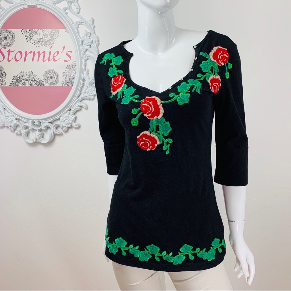🎊HP🎊Bella Carra/ Black  Red Green Embroider Rose